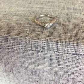 【ROYAL ASSCHER(ロイヤル・アッシャー)の口コミ】 ダイヤが３つ付いているタイプで広がりがあるのでとても大きく見えます。…