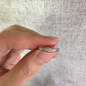 【ROYAL ASSCHER(ロイヤル・アッシャー)の口コミ】 細かいダイヤが敷き詰められた結婚指輪で、存在感があるのが気に入りまし…