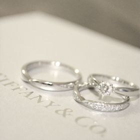 【ティファニー(Tiffany & Co.)の口コミ】 婚約指輪を選んだ時に、結婚指輪もハーモニーにしようと決めていました。
…