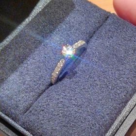 【ラザール ダイヤモンド(LAZARE DIAMOND)の口コミ】 華やかなパヴェバンドが中央手前でスッと上品に絞られており、光を取り入…