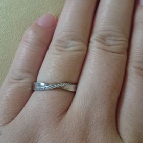 【Mariage ent(マリアージュエント)の口コミ】 形もとても綺麗で、指が長く見えるところが気に入りました。また、前面に…