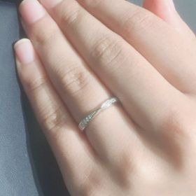 【ROYAL ASSCHER(ロイヤル・アッシャー)の口コミ】 あまり見かけないデザインで交差するようなラインが上品で綺麗と感じたこ…