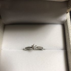 【SONARE(ソナーレ)の口コミ】 婚約指輪と結婚指輪で重ね付けしている写真をみてから、重ね付けできるデ…