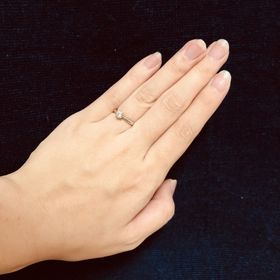 【銀座ダイヤモンドシライシの口コミ】 シンプルなデザインの婚約指輪を探していました。たくさんあるデザインの…