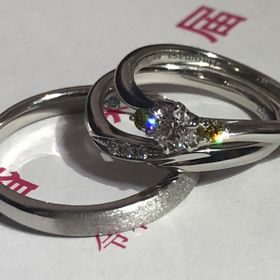 【銀座ダイヤモンドシライシの口コミ】 結婚指輪は、
新郎用は艶消しが入っていてワイルドな指輪と、
新婦用は宝…