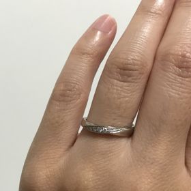 【4℃ BRIDAL(ヨンドシーブライダル)の口コミ】 前面にダイヤが散りばめられているデザインに惹かれて購入しました。手が…