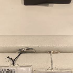 【snow(スノウ)の口コミ】 滑らかなつけ心地と、飽きのこないシンプルなデザインです。ホワイトとロ…