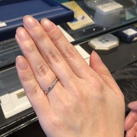 【銀座ダイヤモンドシライシの口コミ】 華奢なデザインで、指あたりも良いです。
普段指輪をつけない方も違和感な…