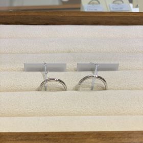 【TRECENTI(トレセンテ)の口コミ】 女性用は斜めから斜めに入るダイヤモンドが綺麗でした。
艶消しの部分が男…