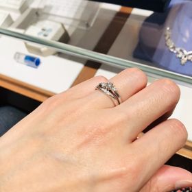 【銀座ダイヤモンドシライシの口コミ】 アシンメトリーで流れるようなデザインが指を綺麗に見せてくれました。横…