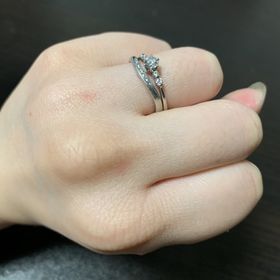 【モニッケンダム(MONNICKENDAM)の口コミ】 婚約指輪と同じブランドのもので揃えたいと思っていて、一緒につけても派…