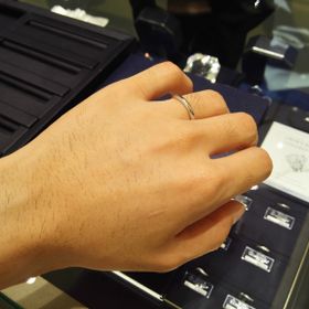 【ROYAL ASSCHER(ロイヤル・アッシャー)の口コミ】 この結婚指輪は、ロイヤルアッシャーの中でも一番シンプルなストレートタ…