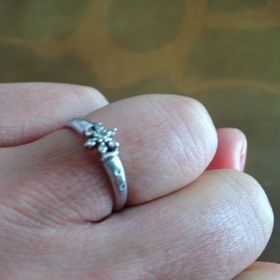 【4℃ BRIDAL(ヨンドシーブライダル)の口コミ】 私の夫はあまりお金がなかったので、高価な婚約指輪を買うことができませ…