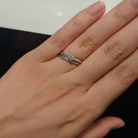 【AMOUR AMULET(アムール・アミュレット)の口コミ】 婚約指輪のダイヤの石が鮮やかでありかつ上品なデザインです。セットリン…