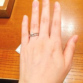 【TRECENTI(トレセンテ)の口コミ】 2つ重ねてつけることのできるリングです。
華奢なデザインがとても素敵で…