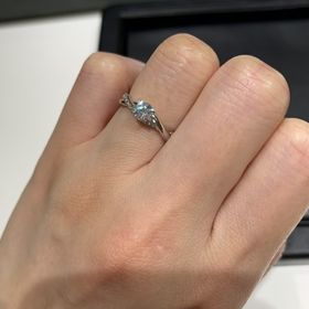 【ラザール ダイヤモンド(LAZARE DIAMOND)の口コミ】 手が大きいので、ボリュームのあるリングを探していました。蔦が絡み合う…