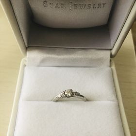 【STAR JEWELRY(スタージュエリー)の口コミ】 センターのダイヤモンドの両サイドに
小さいダイヤが2つずつついているの…