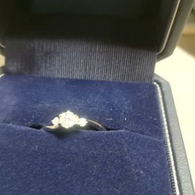 【銀座ダイヤモンドシライシの口コミ】 種類が豊富で、気に入ったデザインがあった。
ダイヤの種類がポイントを絞…