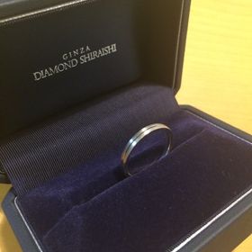 【銀座ダイヤモンドシライシの口コミ】 甲丸リングが似合わなかったので、男らしい平打ちリングにしました。
平打…