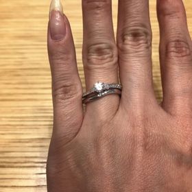 【BIJOUPIKO(ビジュピコ)の口コミ】 重ね付けがしたかったのでデザインが多様にある婚約指輪から選び、そのと…