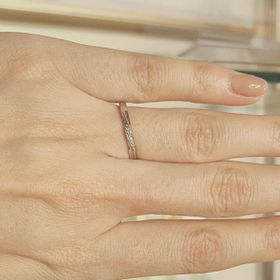 【festaria bijou SOPHIA(フェスタリア ビジュソフィア)の口コミ】 ウェーブ型で指が綺麗に見えるのが良いですし、ダイヤの大きさはちょうど…