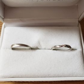 【STAR JEWELRY(スタージュエリー)の口コミ】 お互いにシンプルなデザインを探していて、わたしは中心にダイヤが入って…