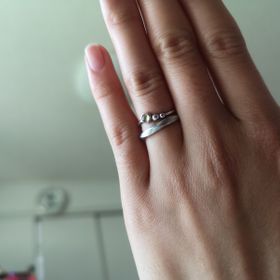 【アイプリモ(I-PRIMO)の口コミ】 指輪のデザインが豊富で選びやすかった。ダイヤが5つ入っていてとても綺麗…