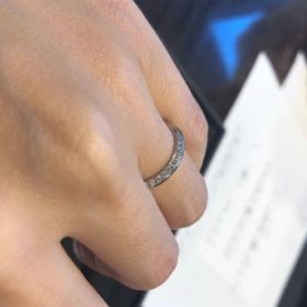 【ケイウノ ブライダル(K.UNO BRIDAL)の口コミ】 他のブランドでは見かけない個性的なデザインが決め手です。見る角度によ…