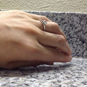 【ティファニー(Tiffany & Co.)の口コミ】 昔ながらのシンプルなものがよく、1つ石のものを選びました。彼もティファ…