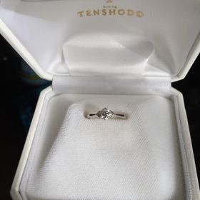 【天賞堂の口コミ】 ダイヤモンドの質が良く、光がない暗いところでもキラキラ輝いて見えるカ…