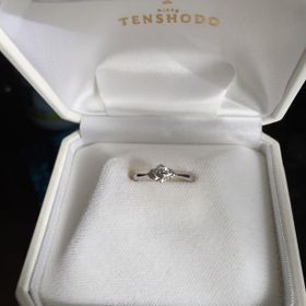 【天賞堂】の口コミ ダイヤモンドの質が良く、光がない暗いところでもキラキラ輝いて見えるカッ...