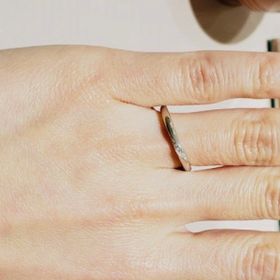 【TRECENTI(トレセンテ)の口コミ】 リングにはメレダイヤが５つ流れるような配置で埋め込まれておりキレイな…