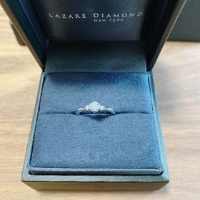 【ラザール ダイヤモンド(LAZARE DIAMOND)の口コミ】 メインのダイヤモンドだけでなく、両サイドに小さいダイヤモンドがあるこ…