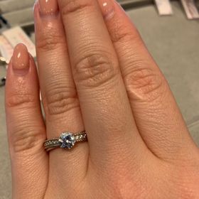 【WATANABE / 卸商社直営　渡辺の口コミ】 指輪のデザインはたくさんあります。トレーを渡されて、店舗内で自分で好…