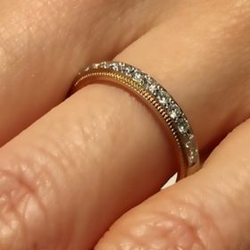 【Ponte Vecchio(ポンテヴェキオ)の口コミ】 ハーフエタニティでミル打ちの指輪です。他店では珍しく、内側にピンクゴ…