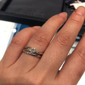 【ROYAL ASSCHER(ロイヤル・アッシャー)の口コミ】 プラチナ、ストレートタイプです。斜めにメレダイヤが入っておりますが、…