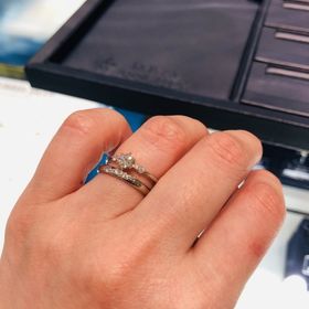 【ROYAL ASSCHER(ロイヤル・アッシャー)の口コミ】 こちらのエンゲージは新作とのこと。両サイドのメレダイヤが少しずつ小さ…