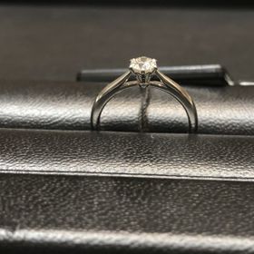 【ラザール ダイヤモンド(LAZARE DIAMOND)の口コミ】 一粒ダイヤのソリティアは、まわりからたくさんの光が取り込める設計にな…