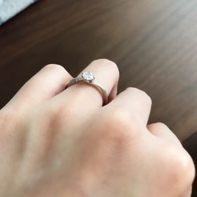 【俄(にわか)の口コミ】 ダイヤモンドに一目惚れして石は決まりました。リングはシンプルでありな…
