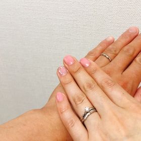 【銀座ダイヤモンドシライシの口コミ】 結婚指輪のデザインが婚約指輪にとても合っておりとてもきにいった。
担当…