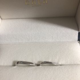 【GALA JEWELRY(ガラジュエリー)の口コミ】 少しカーブがかかっていて、ダイヤも多すぎず少なすぎずとても可愛かった…