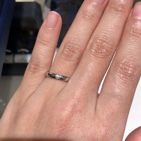【銀座ダイヤモンドシライシの口コミ】 ストレートラインにダイヤモンドが一石のシンプルな結婚指輪です。他と比…