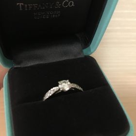 【ティファニー(Tiffany & Co.)の口コミ】 中央に入っているダイヤモンドが大きく、とてもキラキラしていて目を引か…