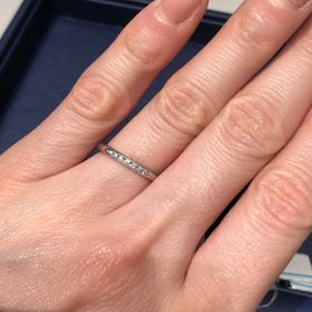 【銀座ダイヤモンドシライシの口コミ】 ダイヤモンドが5粒埋め込まれているシンプルなデザインです。
中が丸みを…