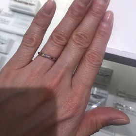 【Ponte Vecchio(ポンテヴェキオ)の口コミ】 この指輪は百貨店限定モデルだと伺いました。
少しウェーブしているので、…
