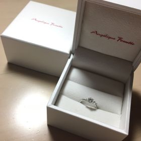 【アンジェリックフォセッテ(Angelique Fossette)の口コミ】 V字のデザインを探していたため、希望の形があったこと。また生涯保証とい…