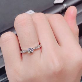 【ラザール ダイヤモンド(LAZARE DIAMOND)の口コミ】 飽きの来ないシンプルなデザインでありながら、ダイヤモンドの存在感はし…