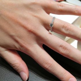 【俄(にわか)の口コミ】 メインのダイヤに向かってリングが細くなっているので、メインのダイヤを…