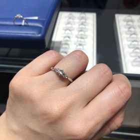 【銀座ダイヤモンドシライシの口コミ】 こちらの婚約指輪は、センターダイヤの両サイドに２つずつ大きめのメレダ…