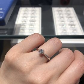 【銀座ダイヤモンドシライシの口コミ】 一粒ダイヤモンドが中央の高い位置に留めてあります。ダイヤモンドの存在…